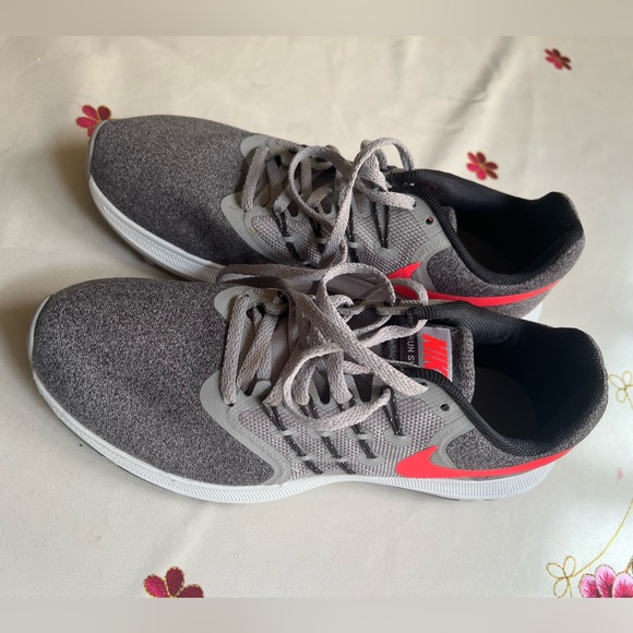 Nike Women’s Run Swift Sneakers - Picture 2 of 5